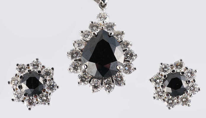 Гарнитур (серьги и подвеска) с бриллиантами из золота 750 пробы, общим весом 21,50 грамма